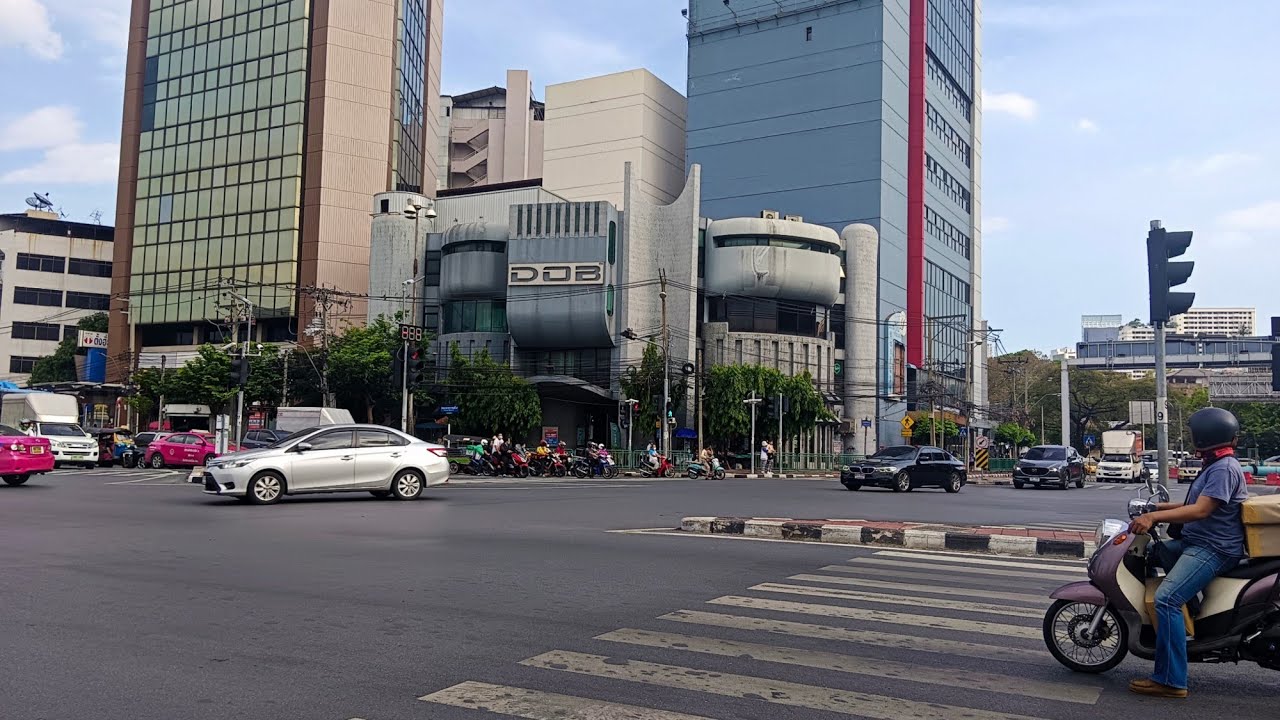 Bangkok, a city that many people have never seen riding a motorcycle in Bangkok.