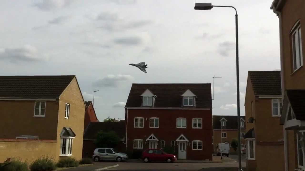 Vulcan bomber flies over King's Lynn 23/08/12