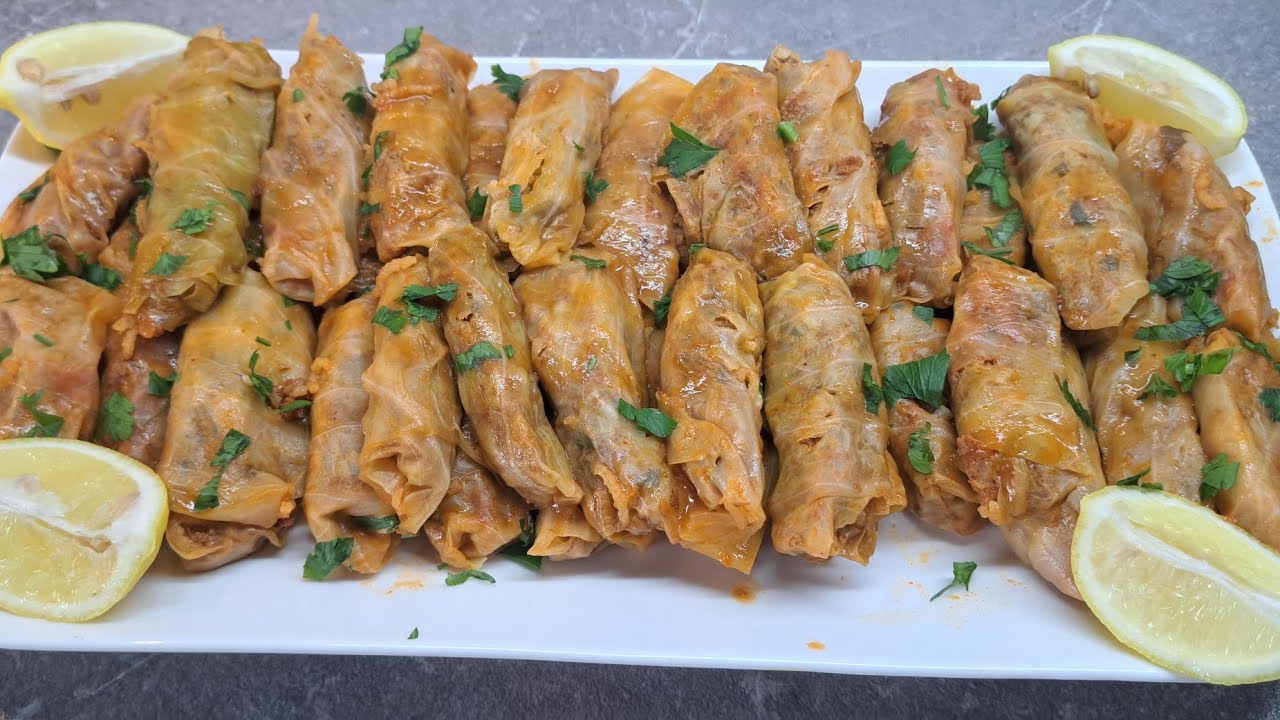 كرنب /ملفوف محشي  بالارز واللحم المفروم (Cabbage stuffed with minced meat and rice)