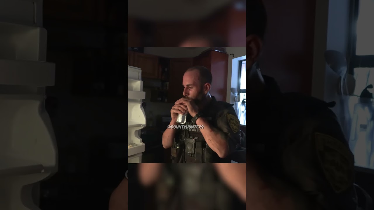 Полицейский отбирает сок у беглеца 😂
