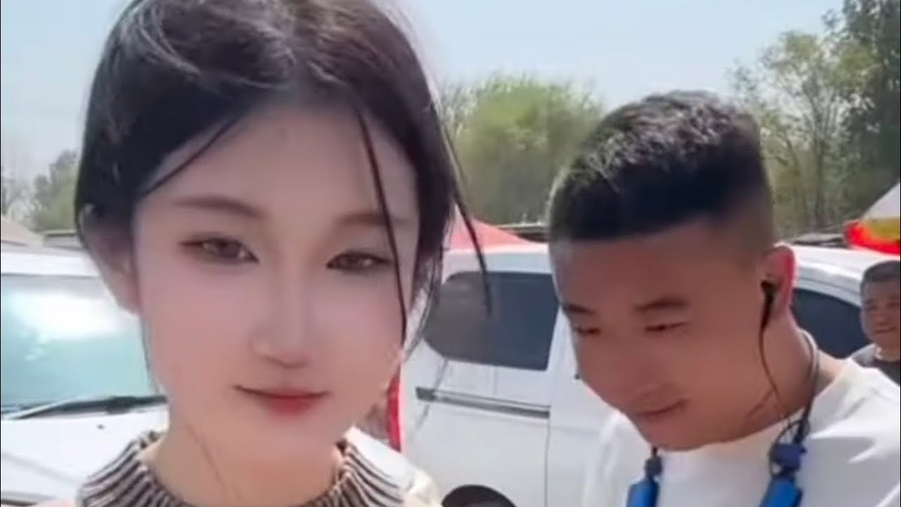 美女对着元帅一顿拳打脚踢，元帅心花怒放