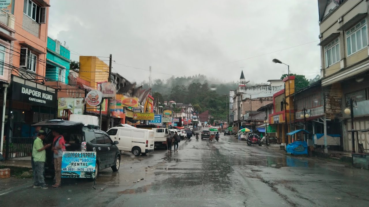 KONDISI KOTA TARUTUNG TIBA-TIBA DIGUYUR HUJAN DERAS SIANG INI.