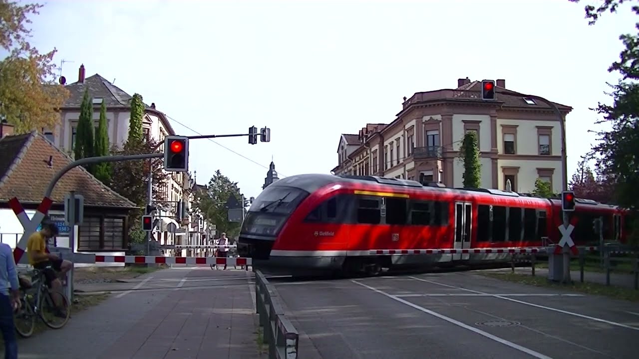 Spoorwegovergang Landau in der Pfalz (D) // Railroad crossing // Bahnübergang