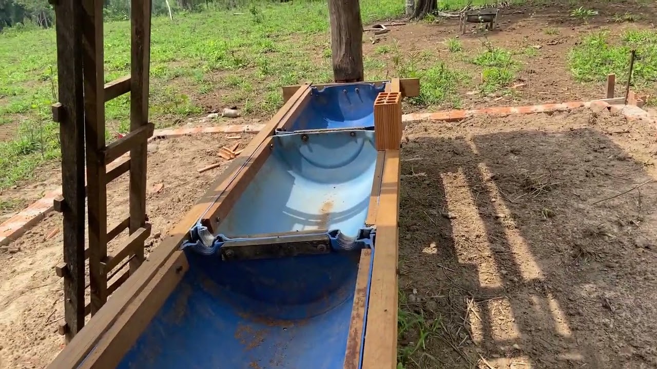 Fazendo cocheira para o gado de leite.