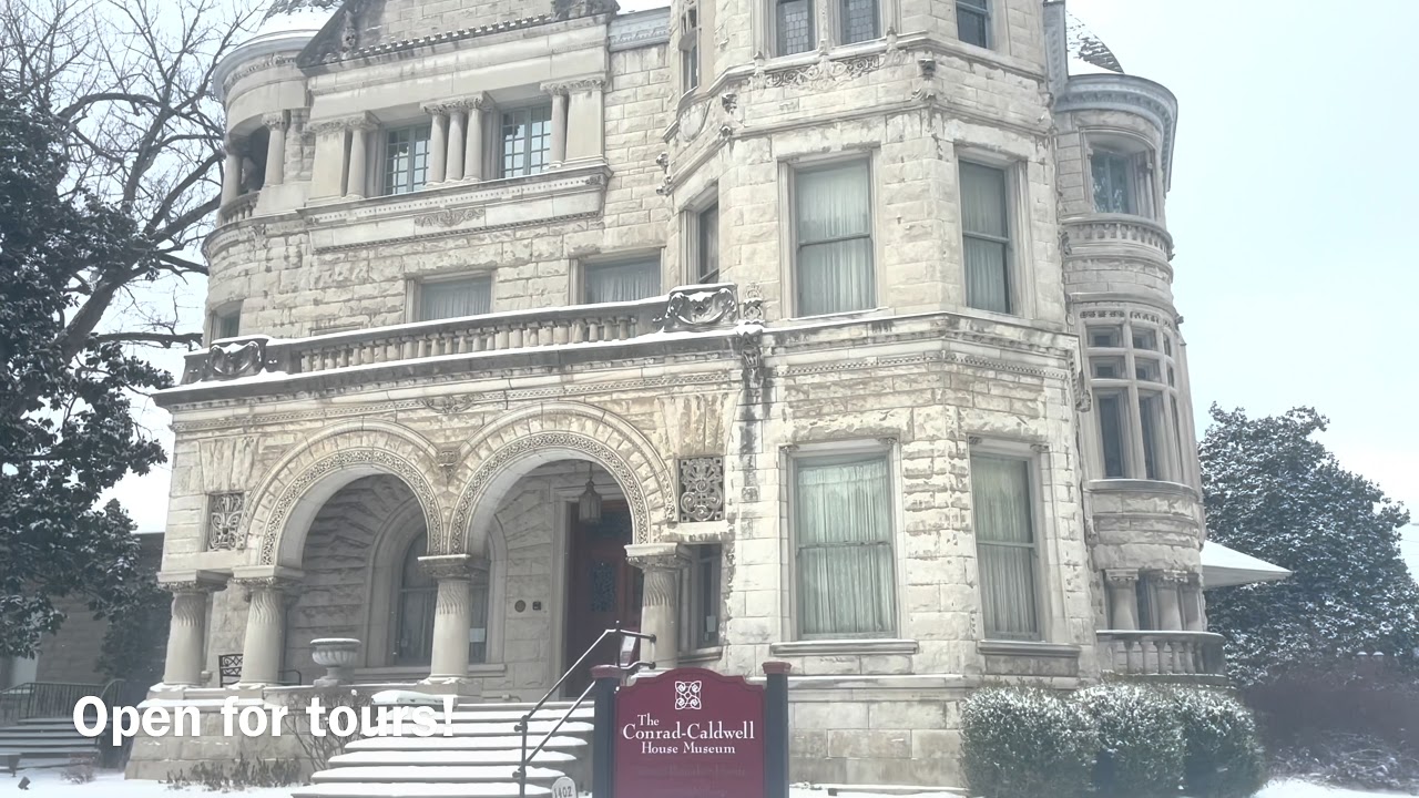 St. James Court in the winter snow.  Old Louisville, KY | Louisville Historic Tours