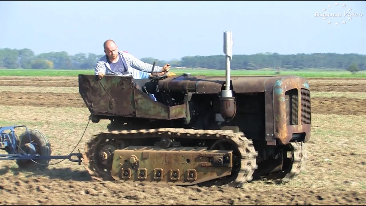 Pflügen mit historischen Traktoren in Axien 5-6 plowing with historic tractor