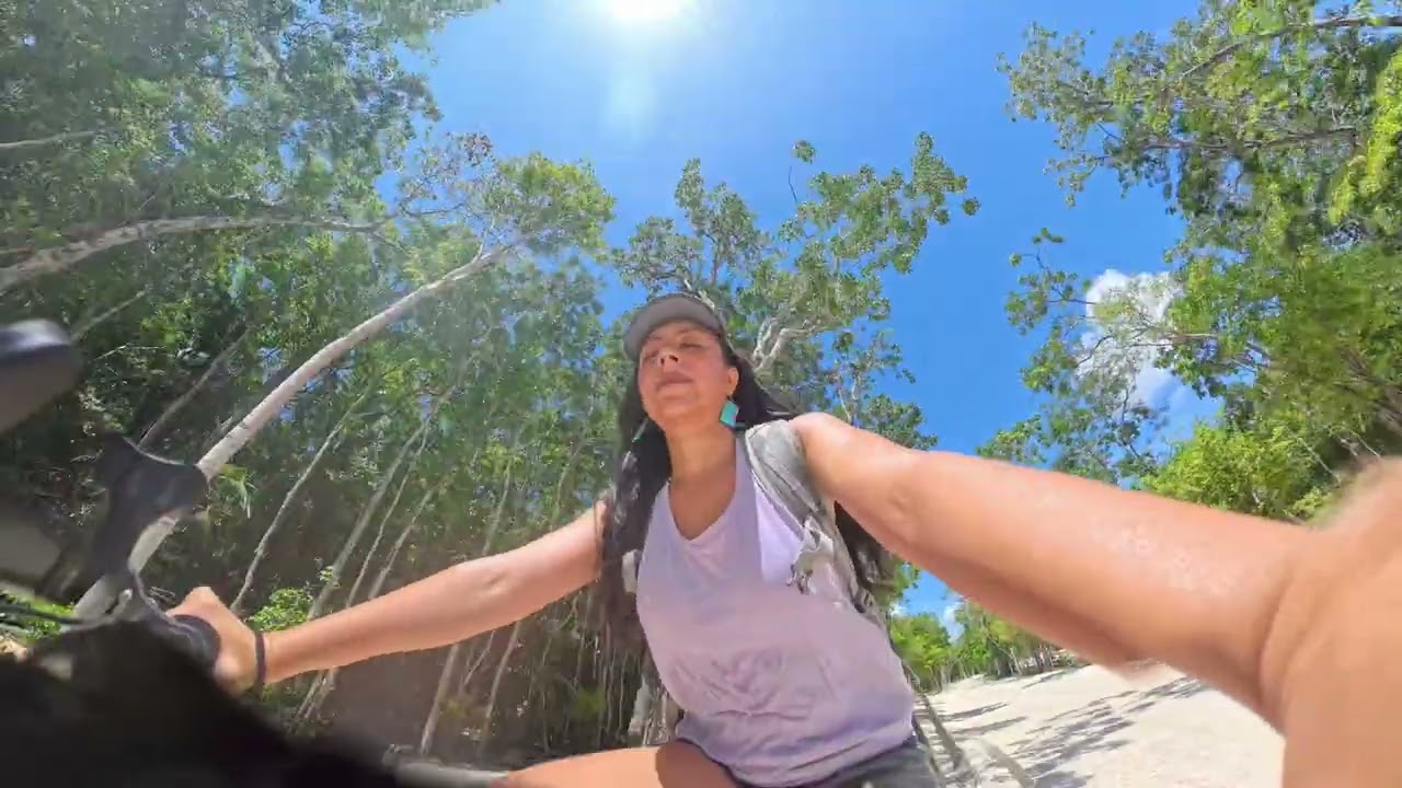 Camino en bici a playa publica desde Aldea Zama Tulum Mexico 🌿