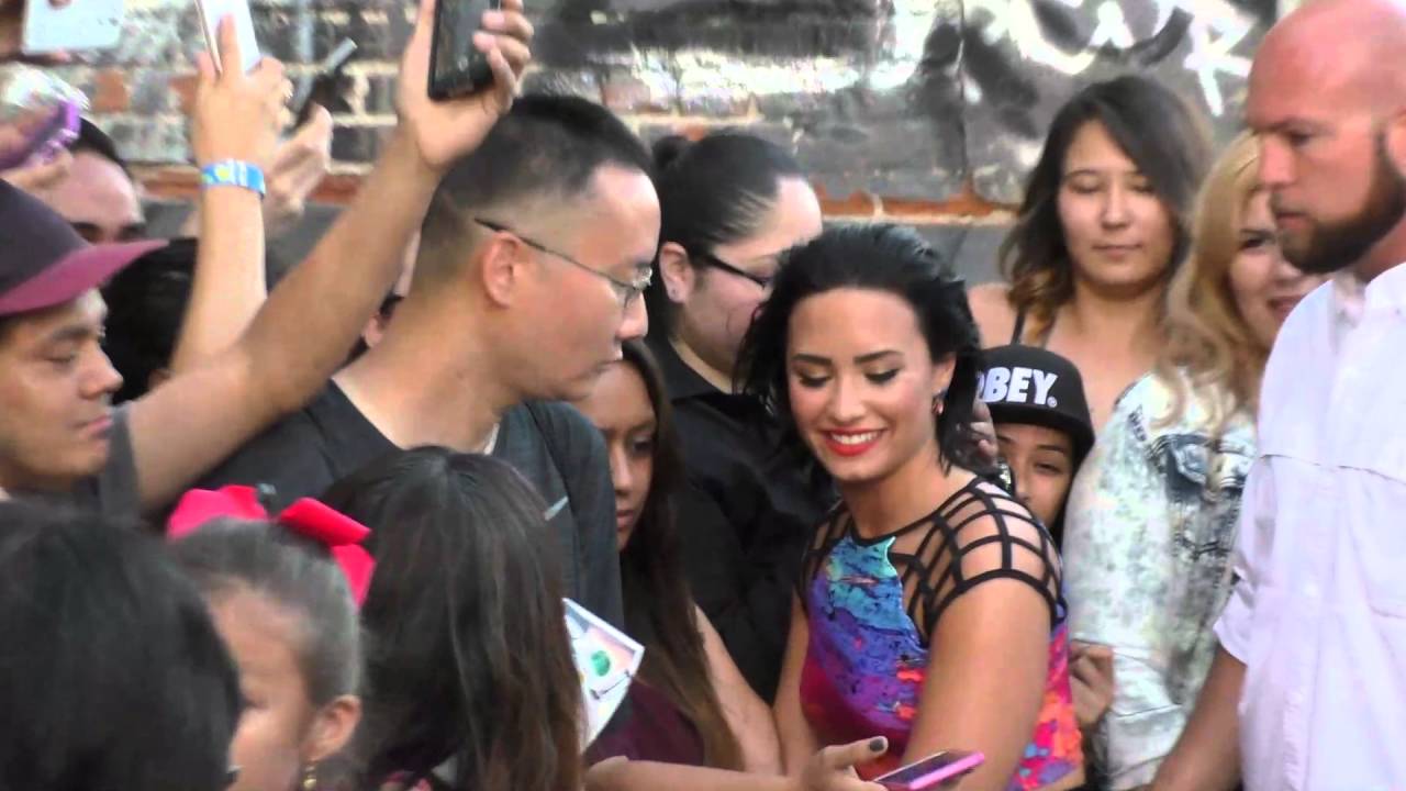 Demi Lovato greeting fans