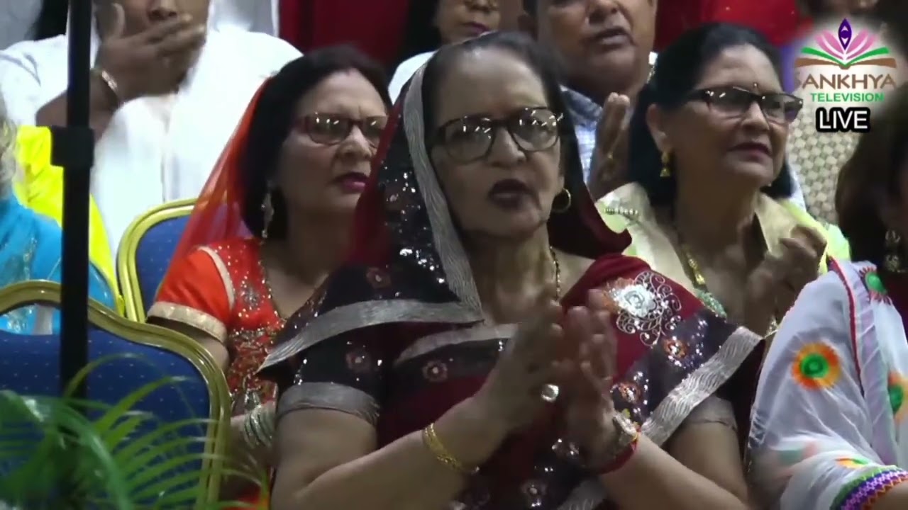 Pundit Sunil Seetahal Maharaj & Group singing the praises of Bhagwan most beautifully 