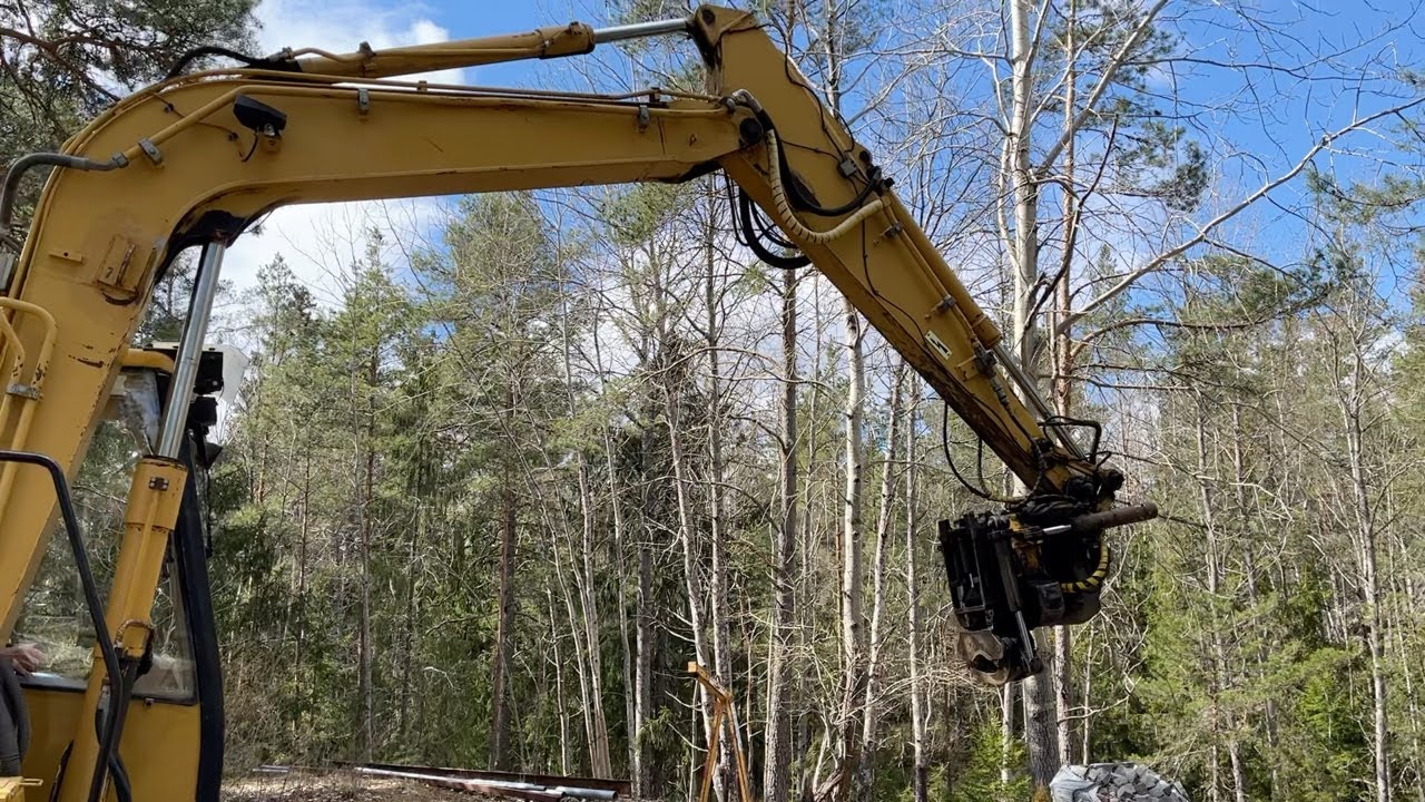 Köp Grävmaskin CAT 307 med flera redskap på Klaravik