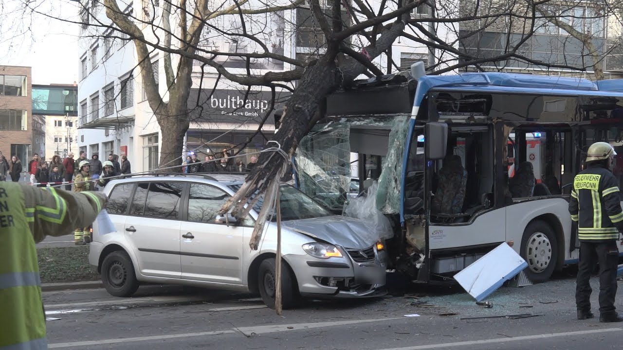 Schwerer Busunfall in Heilbronn - ein Toter, 14 Verletzte