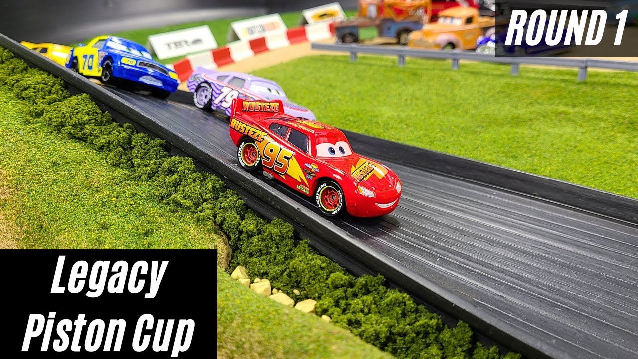 Молния Маккуин участвует в гонках Legacy Piston Cup | Disney Pixar Cars Racing