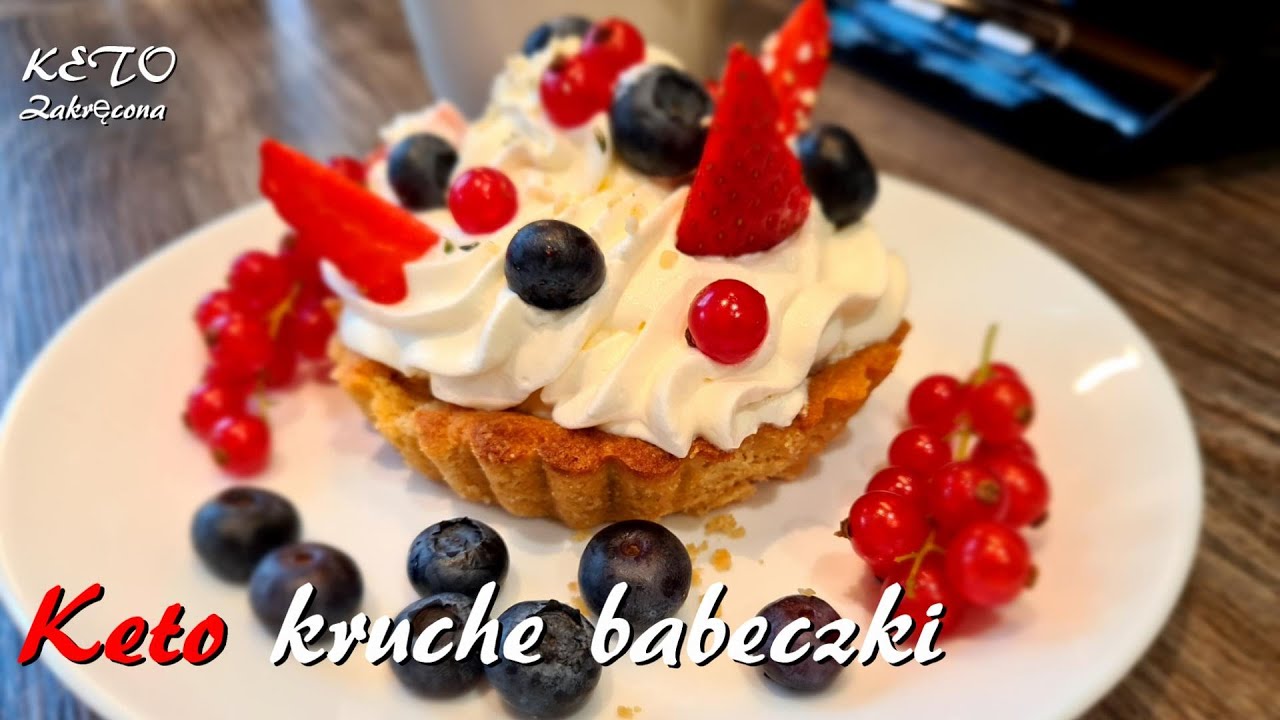 Keto  kruche babeczki z owocami i śmietaną