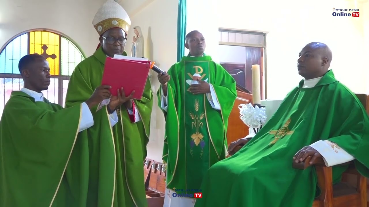 #TAZAMA PADRE ARISTIDES ORROTA ASIMIKWA NA KUTEULIWA PADRR KIONGOZI PAROKIA YA MT MONIKA LANGONI