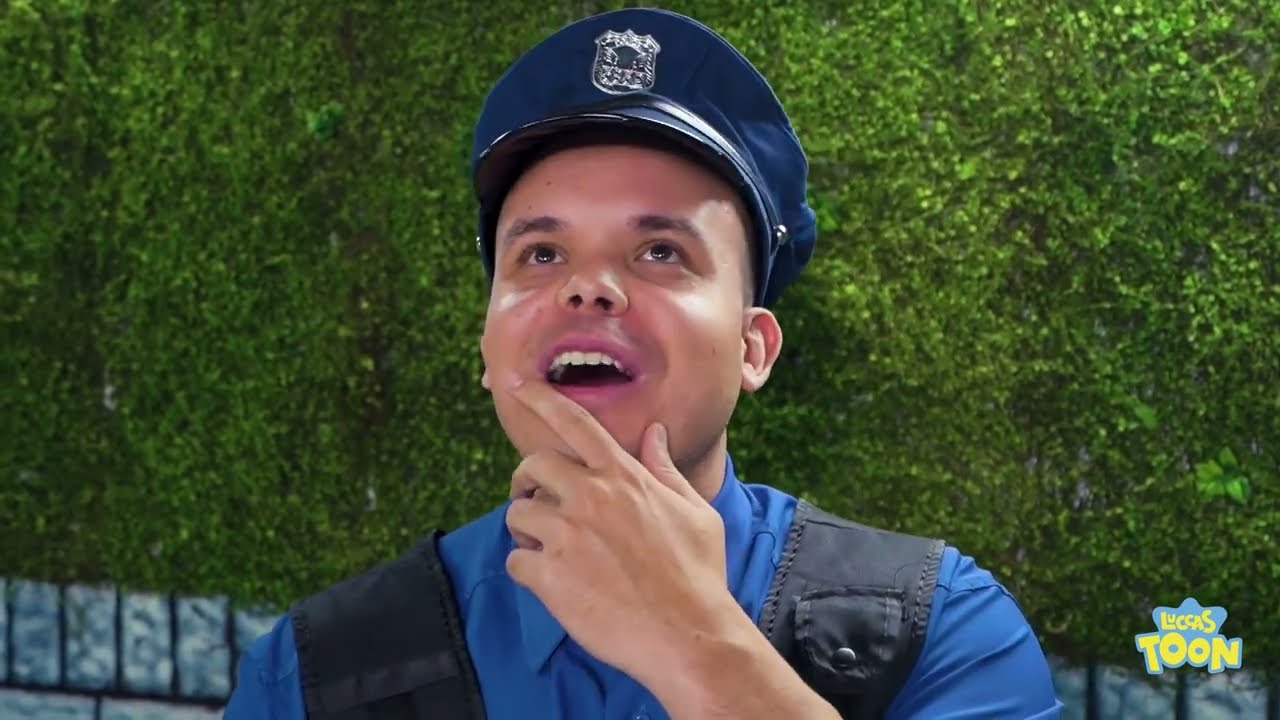 POLIC&Iacute;A EN UNA ESCUELA FANT&Aacute;STICA / HALLOWEEN PARA NI&Ntilde;OS // LUCCAS TOON en Espa&ntilde;ol - LUCCAS NETO