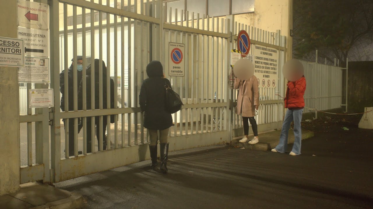 Tamponi, computer in tilt al San Carlo: proteste fuori dall'ospedale. C'è chi era in coda da 10 ore