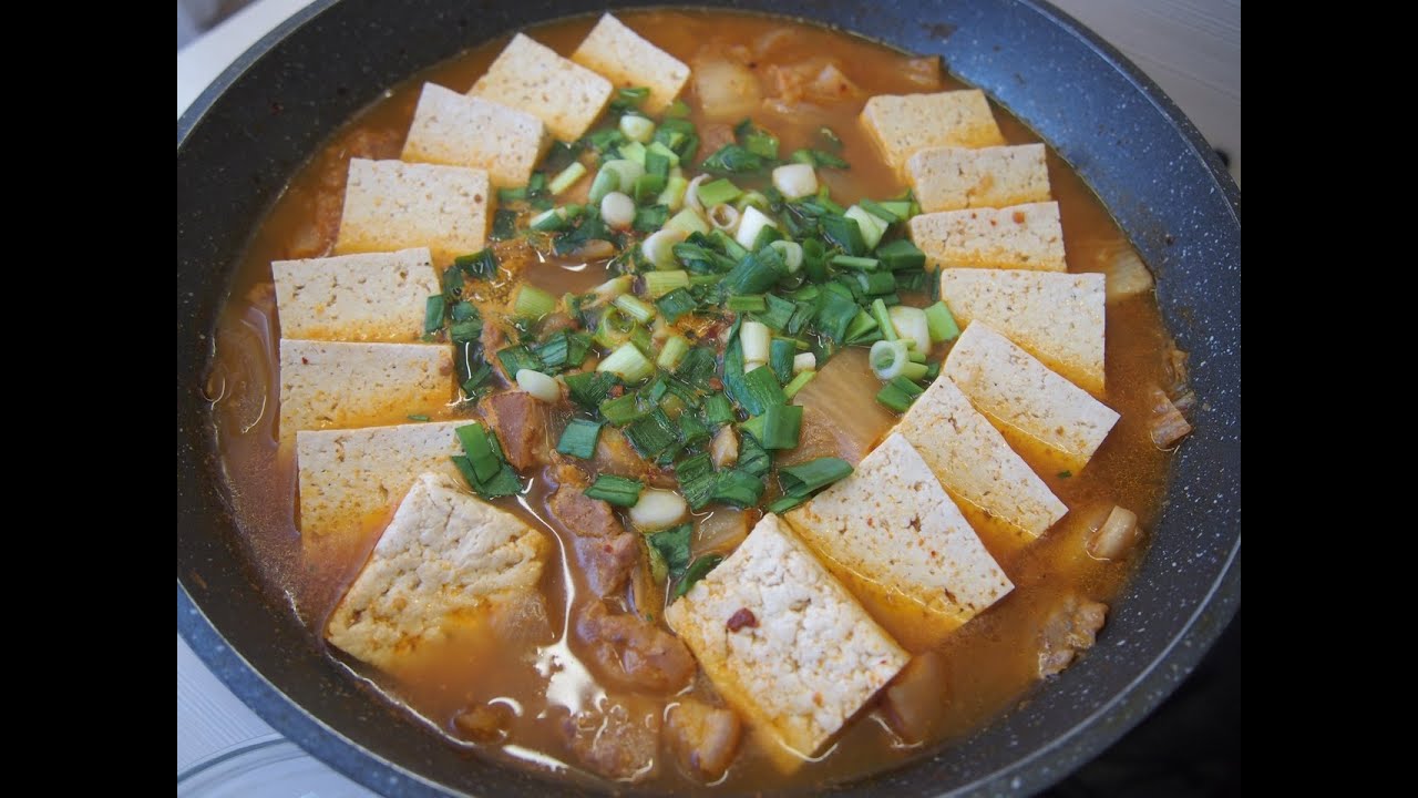 Традиционная корейская кухня: Тведжи Коги Кимчи Ччиге (김치찌개) или рагу из кимчи со свининой.