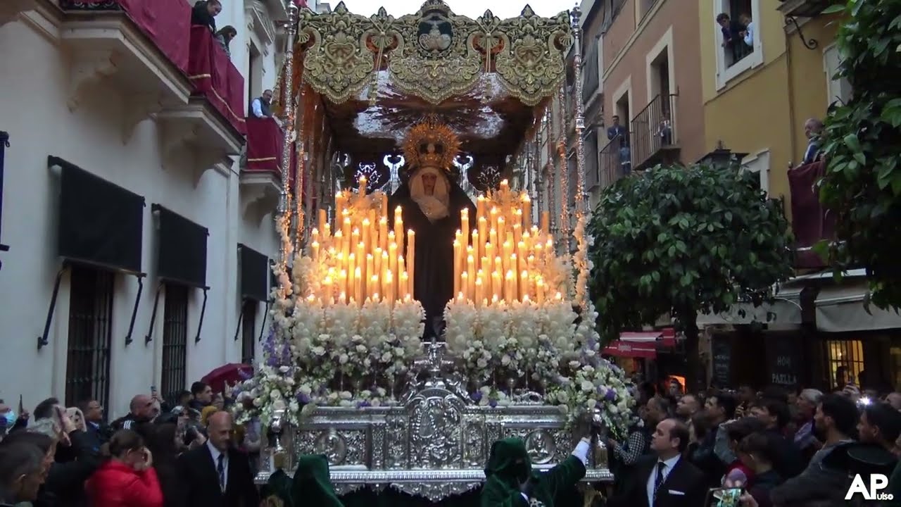 Virgen del Rocío en la Cuesta del Bacalao bajo la lluvia 2022 | Semana Santa de Sevilla.