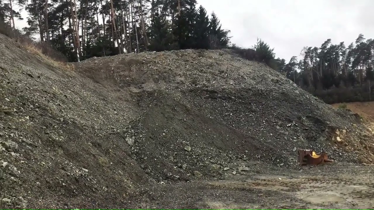 Karlstetten Steinbruch. Pyrop, Granatfels, Calcit