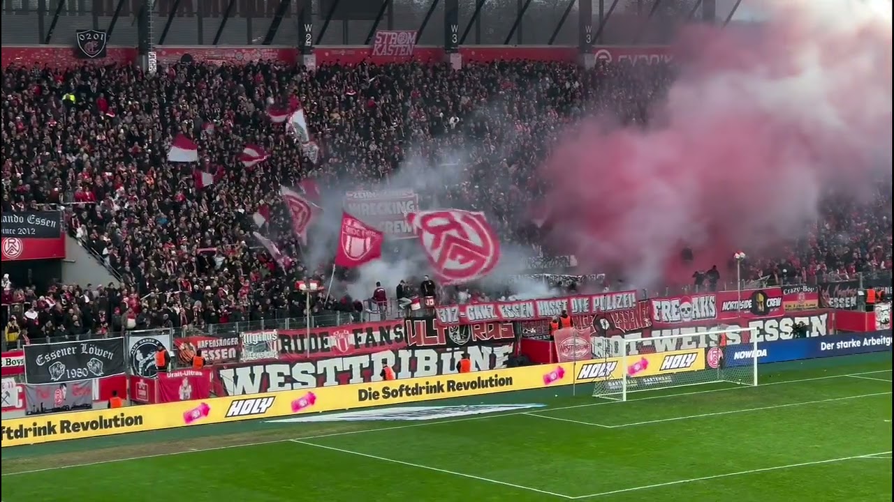 RW Essen - Ulm, 20/12/2025, 3. Liga, Pyroshow from Essen ultra 