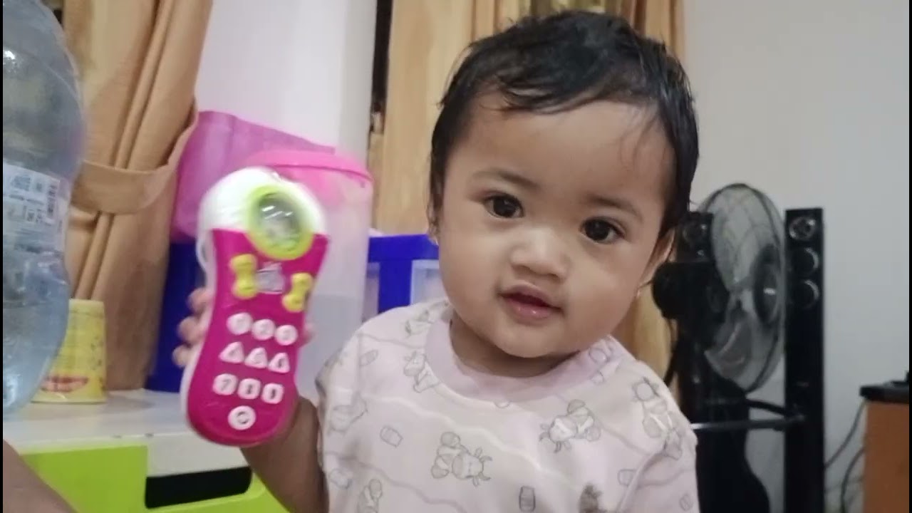 yaya usia setahun aktif dan menggemaskan