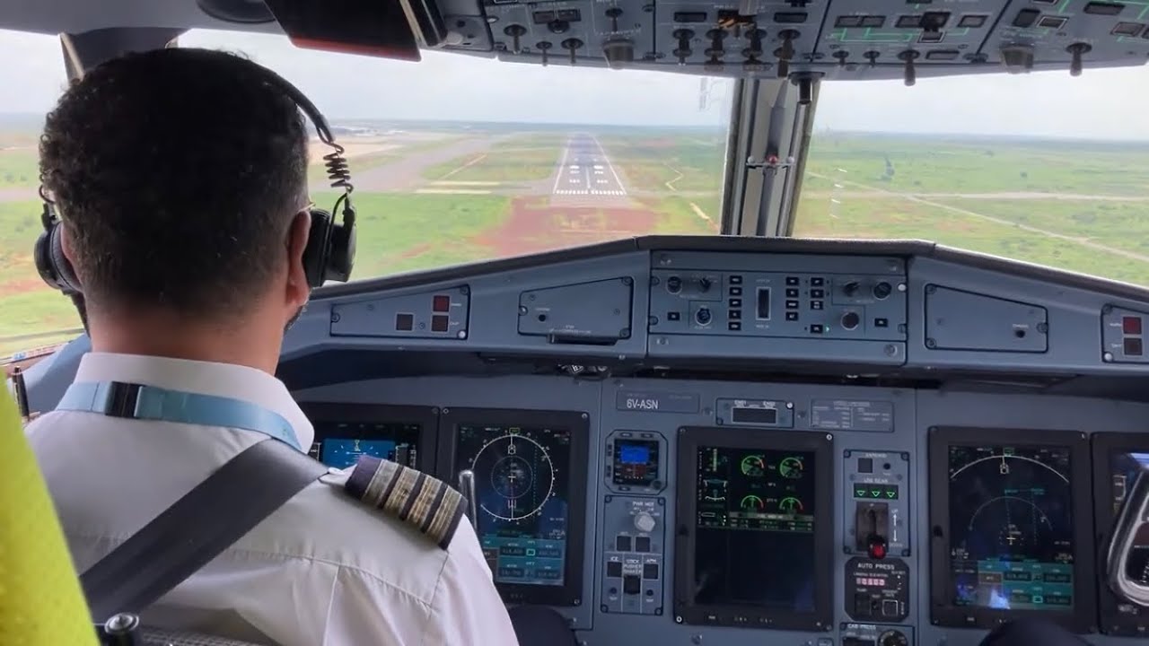 Atterrissage Dakar-Blaise Diagne ATR 72 Air Sénégal (cockpit view landing)