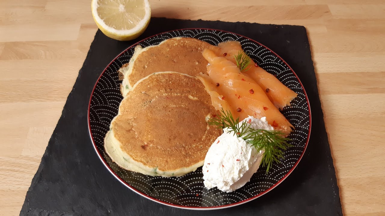 Pancakes aux herbes fraîches, saumon fumé et crème fouettée au citron 