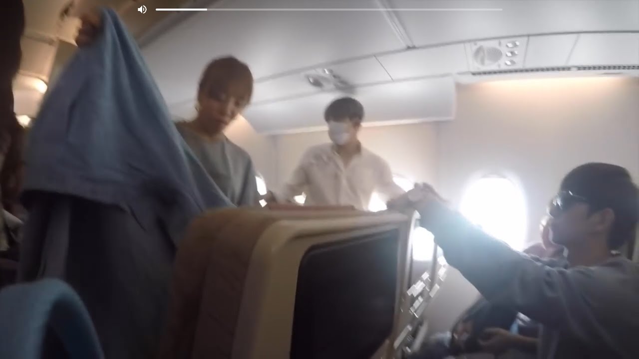 KPOP GROUP SEVENTEEN WAS ON THE SAME PLANE AS ME! (NOT CLICKBAIT)