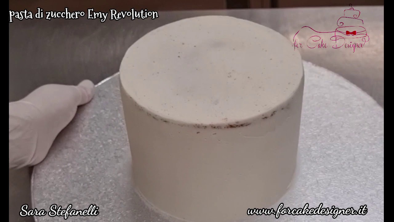 Tutorial copertura torta vera con pasta di zucchero Emy Revolution realizzato da Sara Stefanelli.