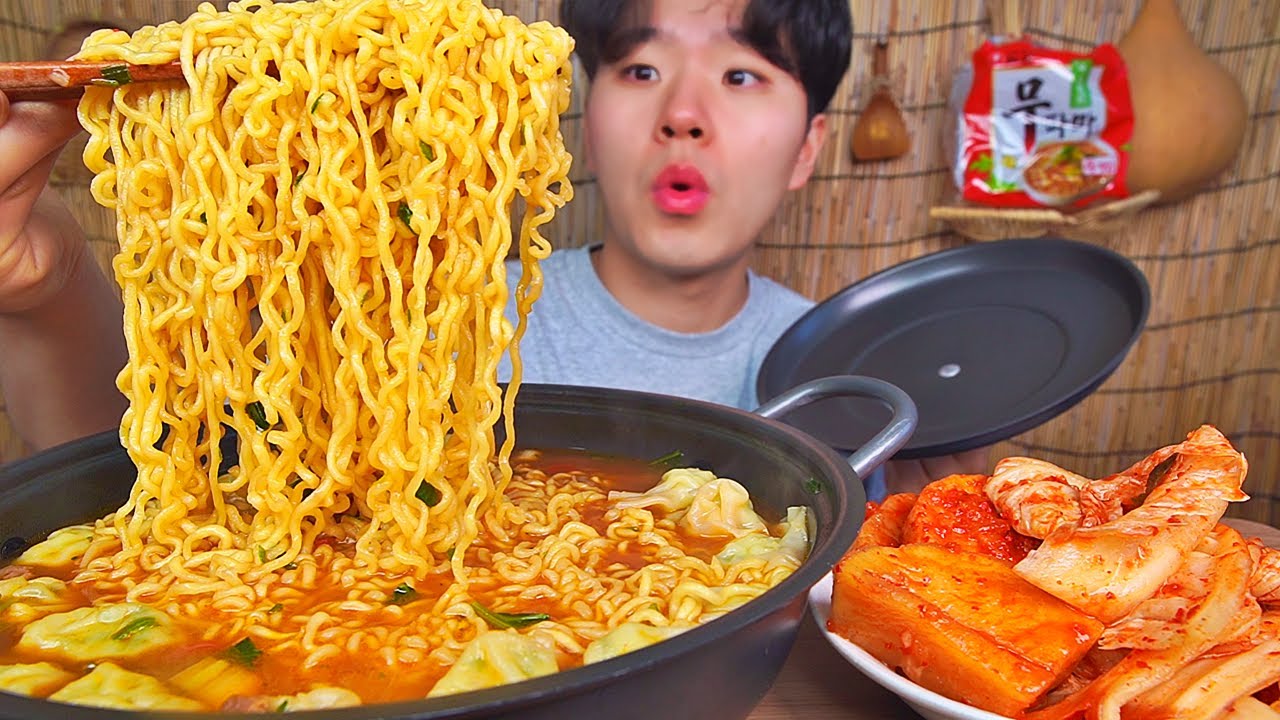 무파마에 만두 넣고 무김치 배추김치! 감칠맛 최고 라밥까지 완벽..! MUPAMA RAMEN KIMCHI KOREAN FOOD ASMR MUKBANG.