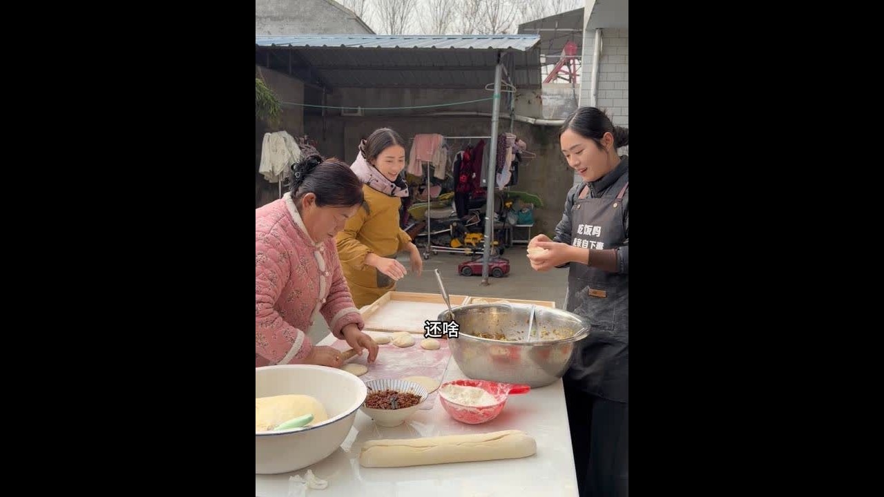 每当推起来这个农村地锅的时候，奶奶总喜欢问“今天又做什么好吃的呀”，老年人可能对于买的饭菜甚至馒头都不太喜欢…一顿简简单单的地锅饭，每个人都能多吃好多，收获满满的成就感。#记录真实生活