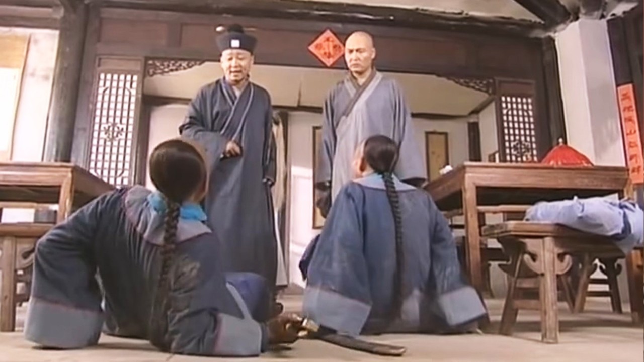 以為穿官衣就能吃霸王餐？不料遇上硬茬子，下秒慘被扔出門！#康熙微服私访记 #古裝電影#中國電視劇 #张国立