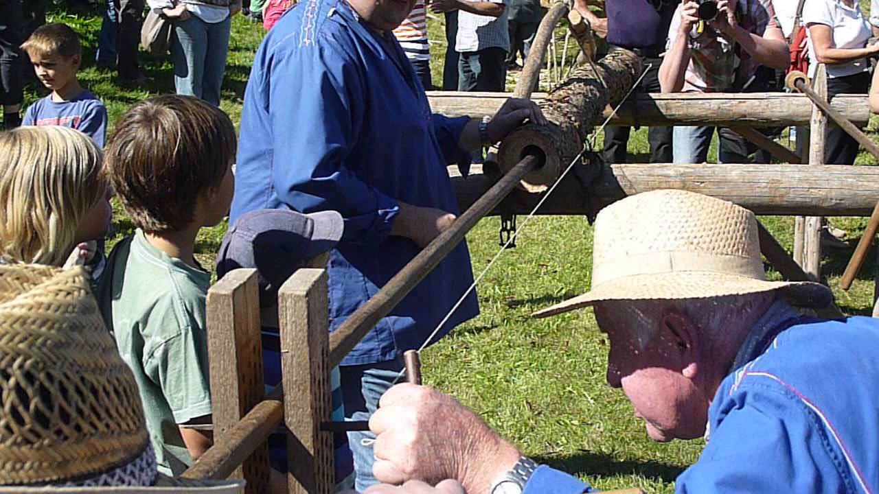 Wasserleitung aus Holzstamm bohren Schwarzwald Brauchtumsfest Raich