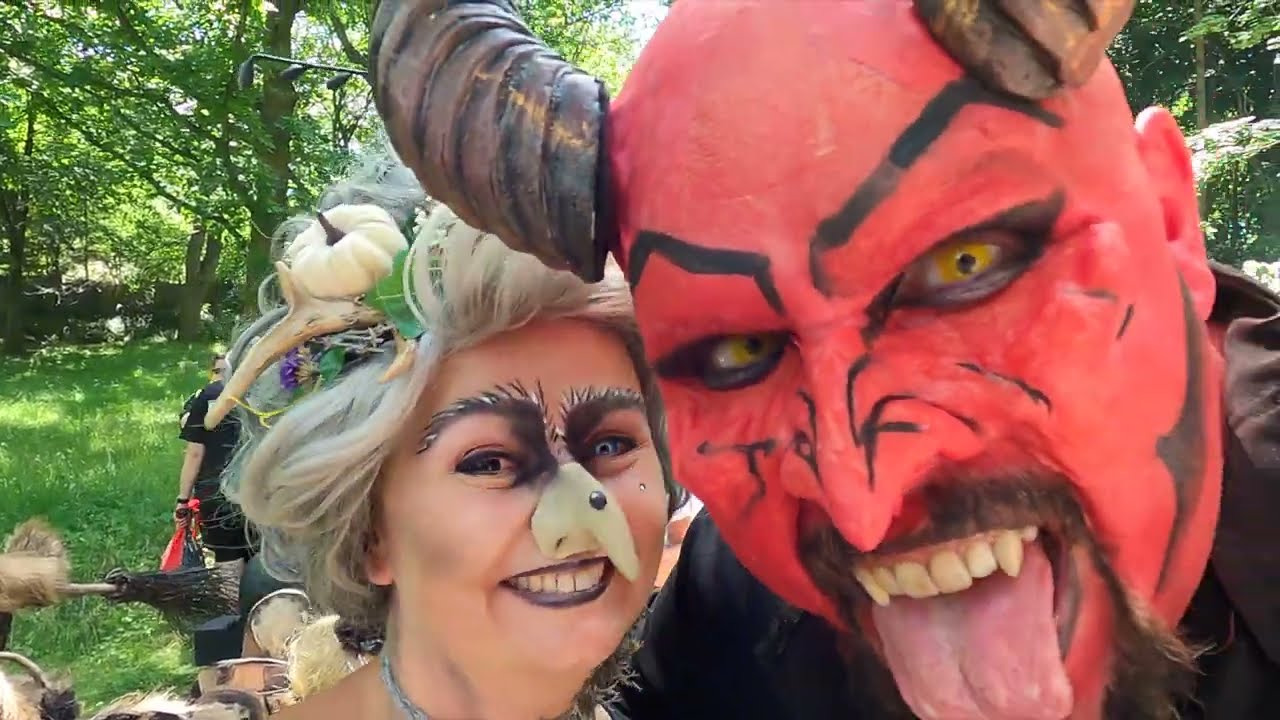Wolfhäger Hexenbrut mit Knatterfürzchen und Wolf, unterwegs im Festumzug 1100 Jahre Goslar