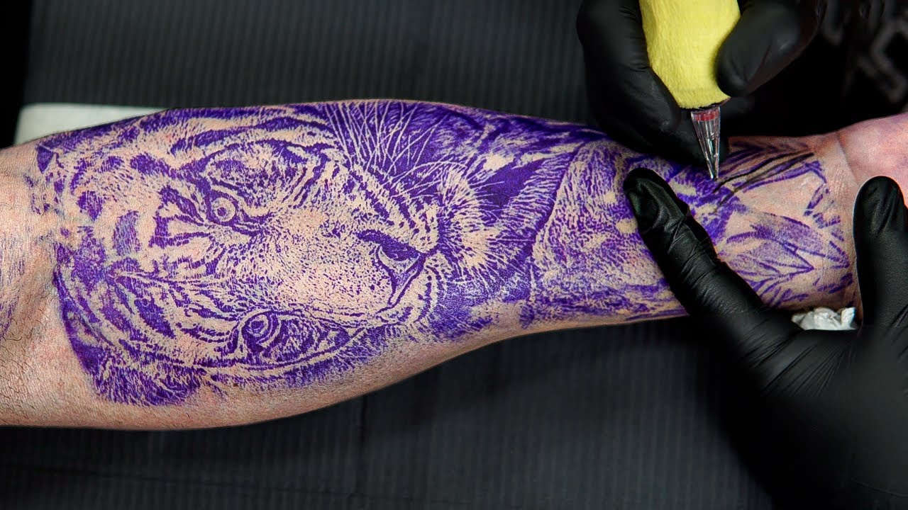 TATUAGEM DE TIGRE COM FOLHAS NO ANT BRAÇO