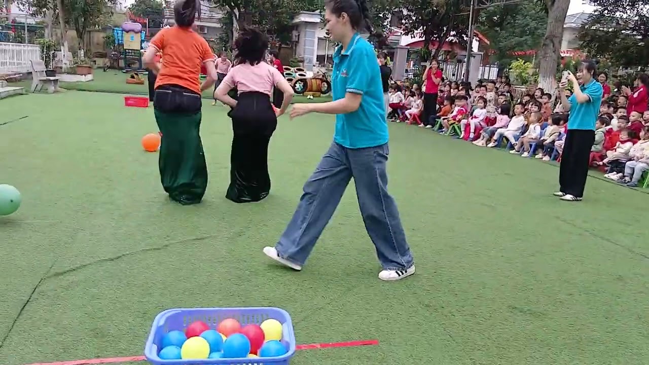 Các cô giáo chơi trò chơi nhảy bao bố