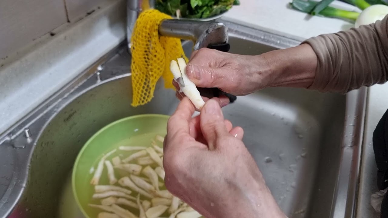 Satisfying 3-Second Bellflower Root Prep (ASMR)