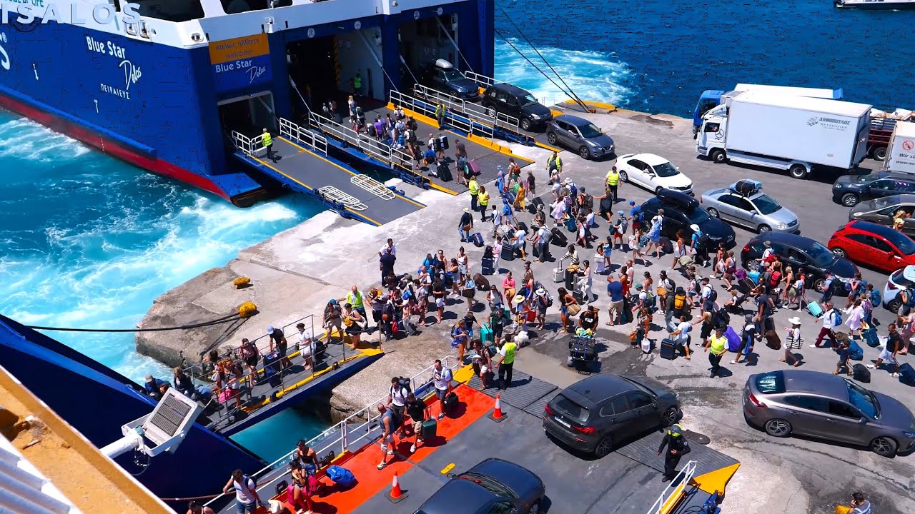 “To Αδιαχώρητο” στο λιμάνι της Νάξου από την ταυτόχρονη άφιξη των Blue Star Naxos & Blue Star Delos!