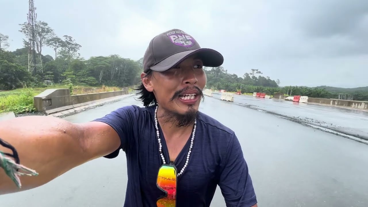 【东马流浪记】前往山打根的路段很无聊，路段两旁都是油棕，而且都在建路，大卡车也超多～