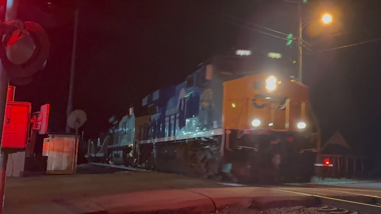 CSX 1976 Conrail leads M574 at Horse Cave