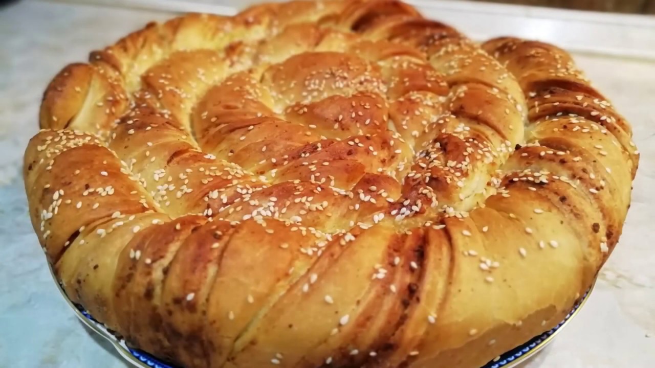 Uvrnuta lisnata pogača / Twisted puff and pastry bread