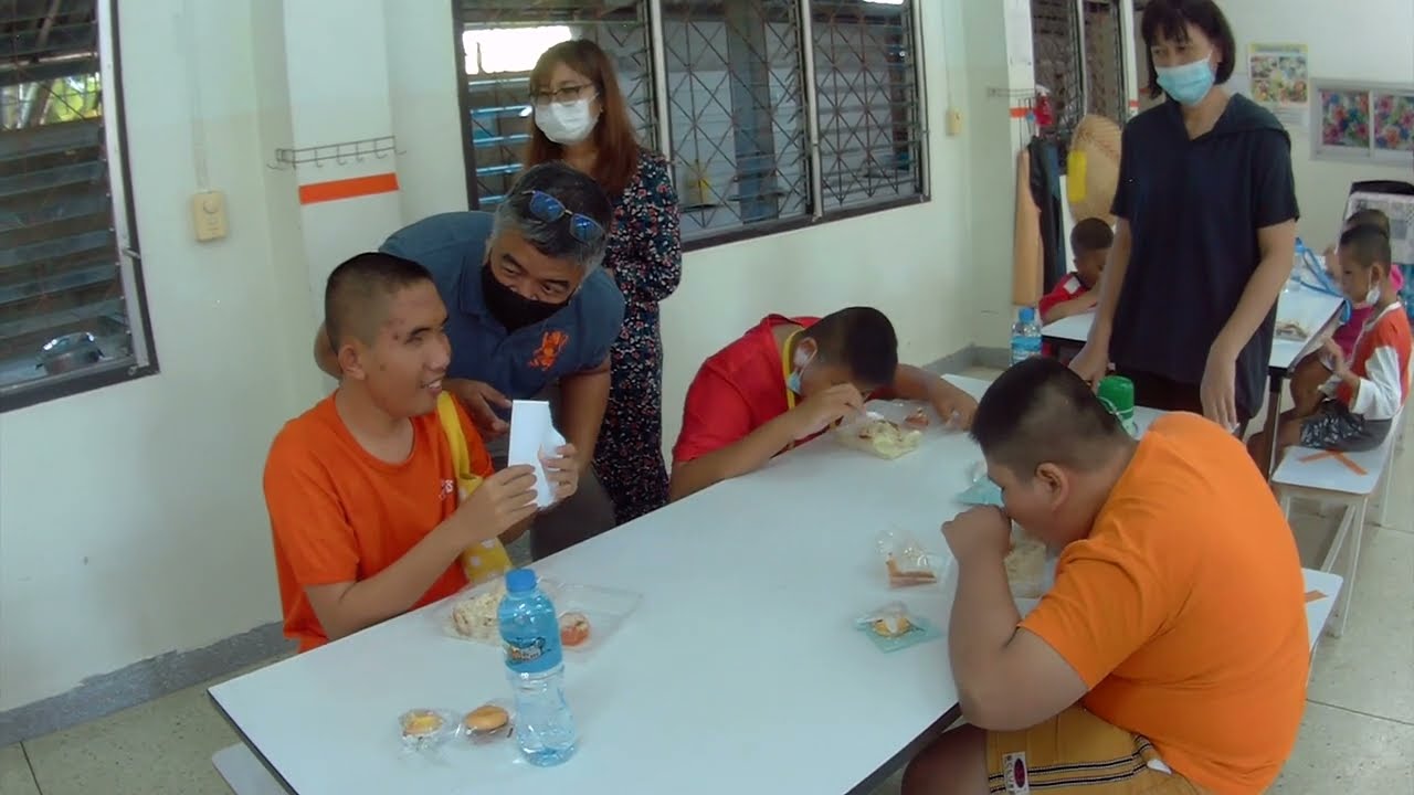 Donation Food at School for the blind in Korat, Thailand (เลี้ยงอาหารกลางวันเด็กตาบอดที่โคราช)