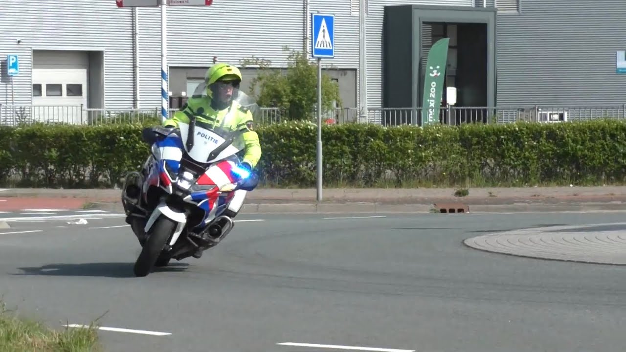 P1 Politie motor met spoed naar een ongeluk in Leeuwarden