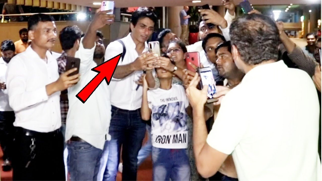 Sonu Sood Sweet Gestures When CRAZY FANS MOBBED For SELFIES