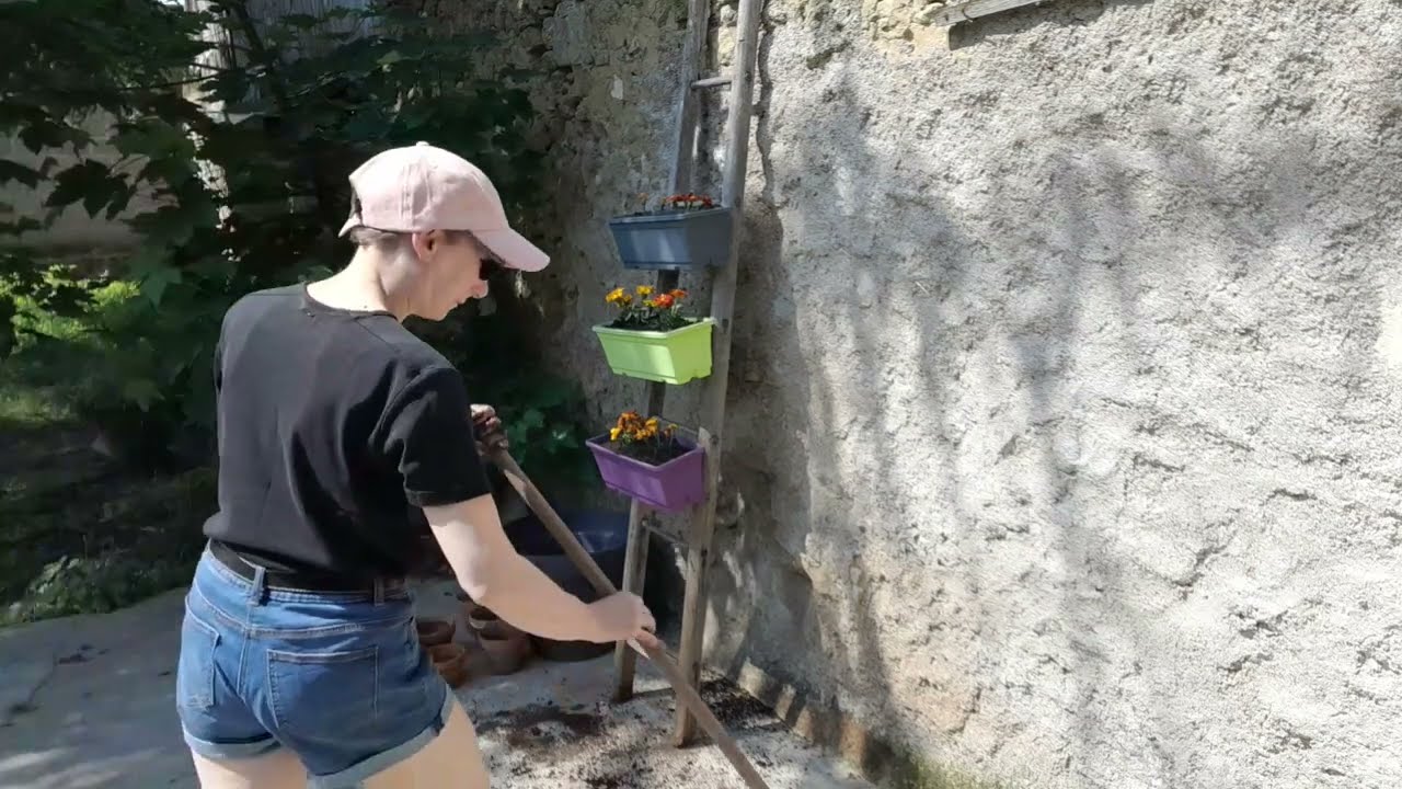 un jour au mois de mai entre potager et jardin, une vie lente et heureuse.......