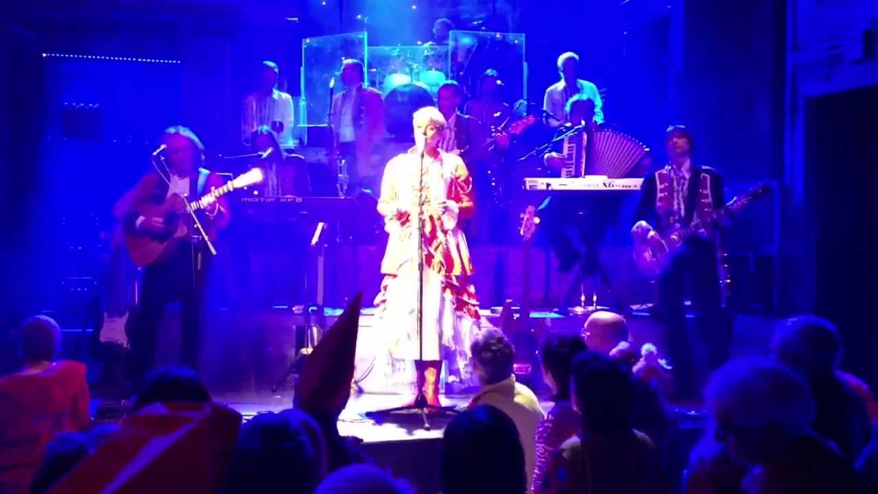 Anne Rixmann singt auf der Stunksitzung 2013