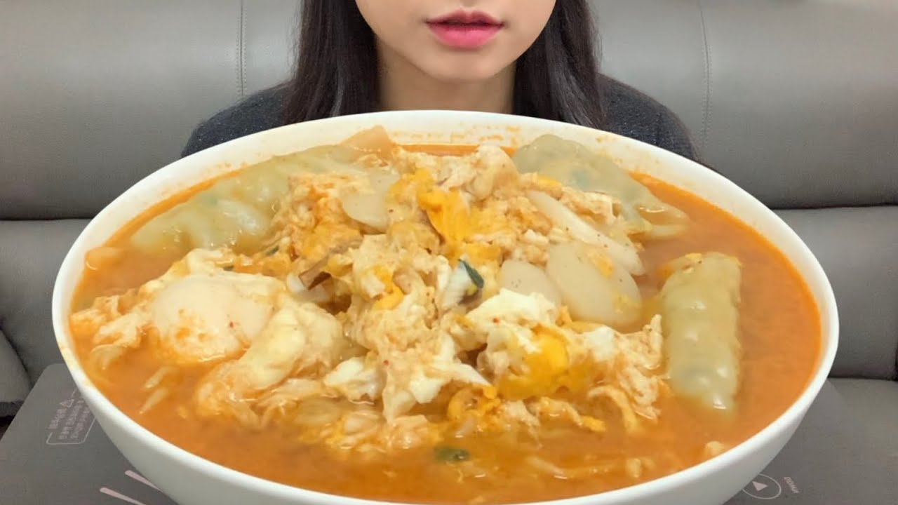 [이브로만 먹방] 계란 폭탄 라면! 면보다 떡, 만두가 더 많은... 무슨 라면인지 맞춰보세요😸