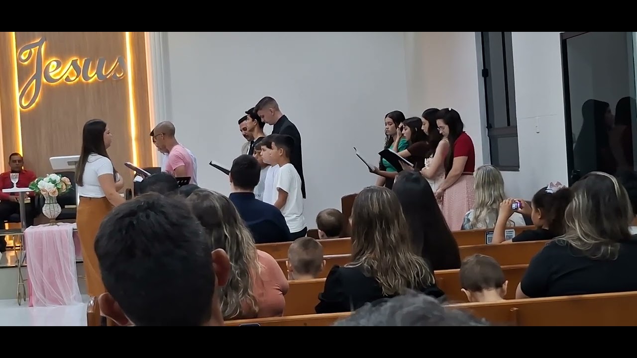 Adolescentes louvando Joinville 