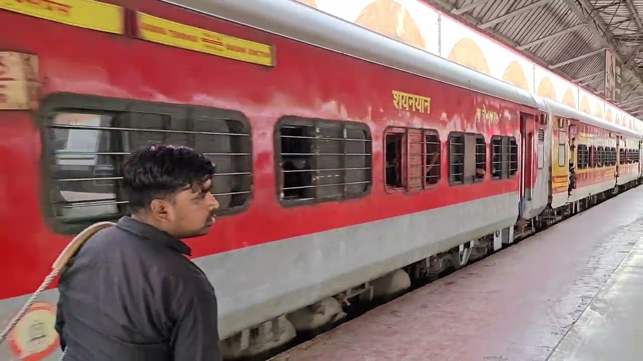 4.5 HOURS DELAYED 19038 BARAUNI JN - BANDRA TERMINUS AVADH EXPRESS ARRIVING AT ETAWAH JN ⚡🚉⚡ 