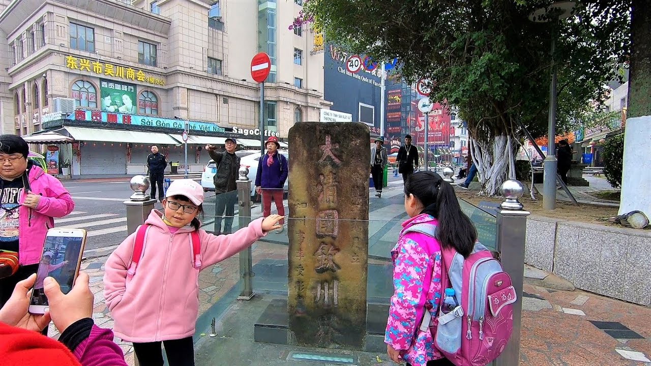 Walking in Dongxing (广西东兴), Guangxi, China